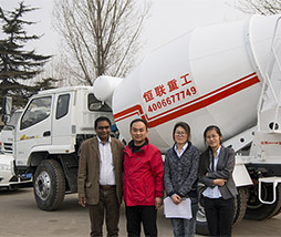 印度客戶(hù)來(lái)我廠(chǎng)考察自上料攪拌車(chē)，小型水泥攪拌車(chē)等產(chǎn)品