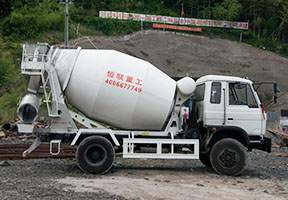 浙江引水隧道用隧道專(zhuān)用小型攪拌車(chē)施工。